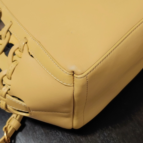 Excellent Tory Burch McGraw Die-Cut Dragonfly Drawstring Satchel tan yellow - Picture 16 of 16